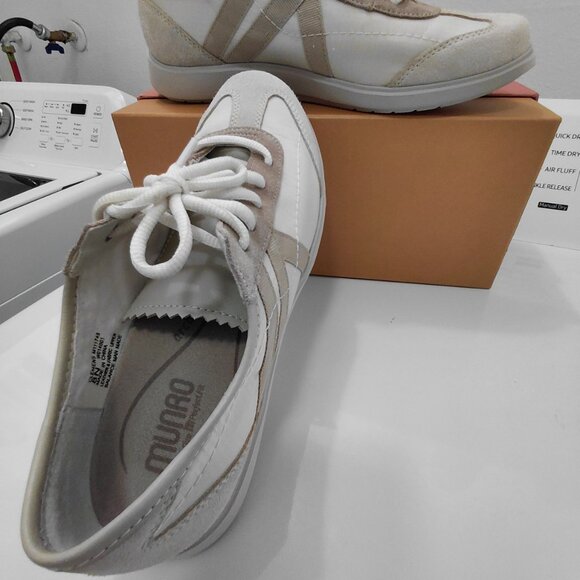 Women's Sneakers by Munro size 8 - Picture 2 of 11